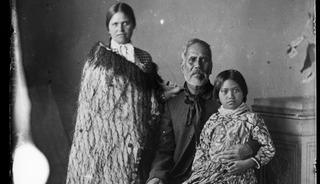 Midesiz yaşayan aile: Yaşamak i&ccedil;in midelerini aldırıyorlar