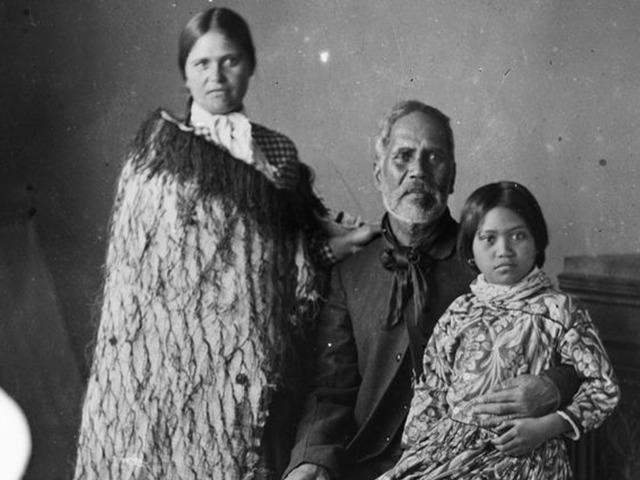 Midesiz yaşayan aile: Yaşamak i&ccedil;in midelerini aldırıyorlar