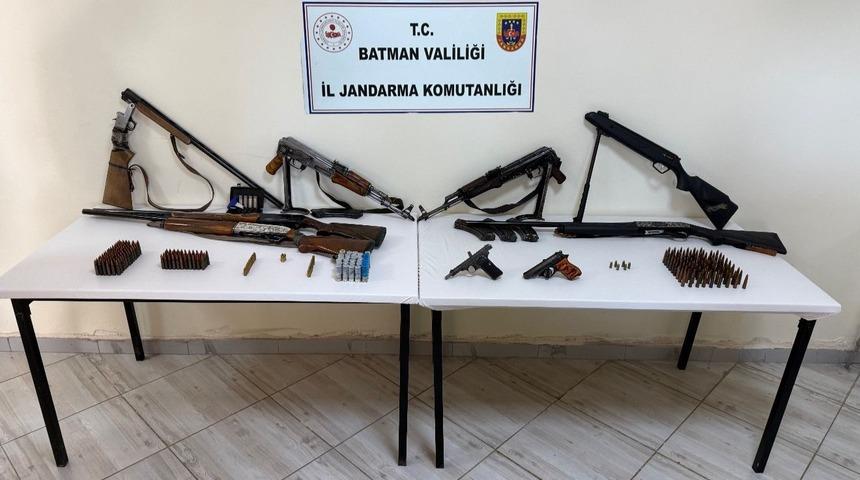 Sason&rsquo;da ka&ccedil;ak silahlar ele ge&ccedil;irildi, 2 kişi tutuklandı