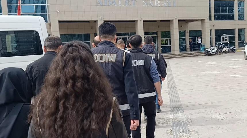 Kilis&rsquo;te 2 kilo 729 gram ka&ccedil;ak altın ele ge&ccedil;irildi; 4 tutuklama