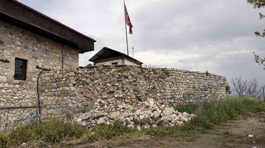 Roma İmparatoru Sezar&rsquo;ın "Geldim, g&ouml;rd&uuml;m, yendim" dediği kale surlarında &ccedil;&ouml;kme yaşandı