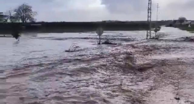 Nizip&rsquo;te sağanak sonrası yollar g&ouml;le d&ouml;nd&uuml;, kırsal mahallelerde sel meydana geldi 3