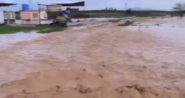 Nizip&rsquo;te sağanak sonrası yollar g&ouml;le d&ouml;nd&uuml;, kırsal mahallelerde sel meydana geldi 2