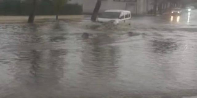 Nizip&rsquo;te sağanak sonrası yollar g&ouml;le d&ouml;nd&uuml;, kırsal mahallelerde sel meydana geldi 1