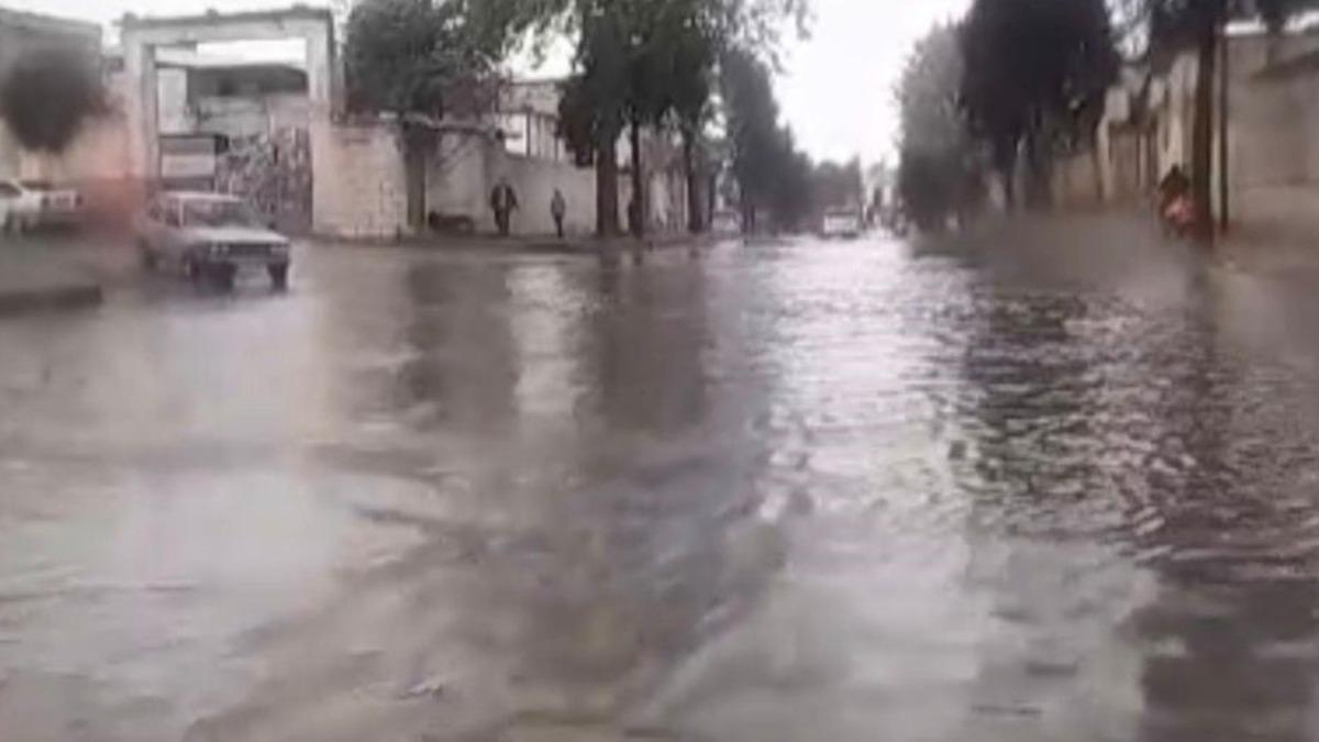 Nizip’te sağanak sonrası yollar göle döndü, kırsal mahallelerde sel meydana geldi