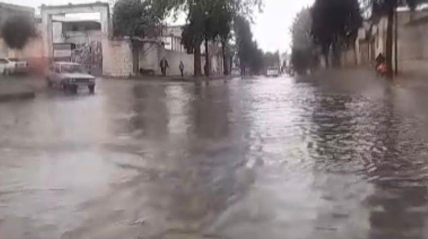 Nizip&rsquo;te sağanak sonrası yollar g&ouml;le d&ouml;nd&uuml;, kırsal mahallelerde sel meydana geldi