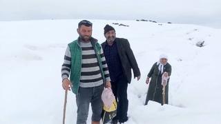 Ağrı’da Nisan karı köy yollarını kapattı