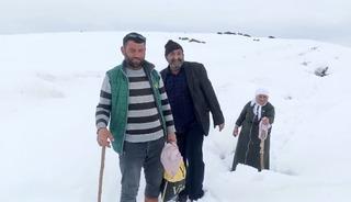 Ağrı&rsquo;da Nisan karı k&ouml;y yollarını kapattı