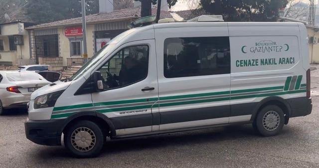 Ticari taksinin &ccedil;arptığı gen&ccedil; kız hayatını kaybetti: Feci kaza kamerada 1