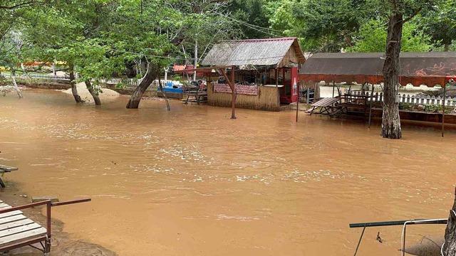 Yaylalardaki sel dereleri coşturdu, Akdeniz&rsquo;i kahverengiye b&uuml;r&uuml;d&uuml; 9