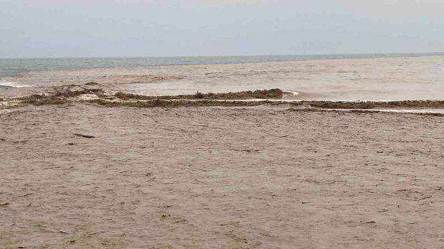 Yaylalardaki sel dereleri coşturdu, Akdeniz&rsquo;i kahverengiye b&uuml;r&uuml;d&uuml; 4