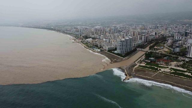 Yaylalardaki sel dereleri coşturdu, Akdeniz&rsquo;i kahverengiye b&uuml;r&uuml;d&uuml; 2