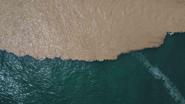 Yaylalardaki sel dereleri coşturdu, Akdeniz&rsquo;i kahverengiye b&uuml;r&uuml;d&uuml; 1