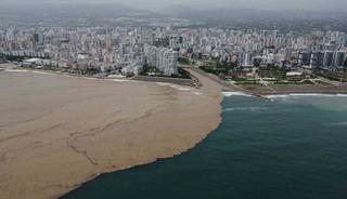 Yaylalardaki sel dereleri coşturdu, Akdeniz&rsquo;i kahverengiye b&uuml;r&uuml;d&uuml;
