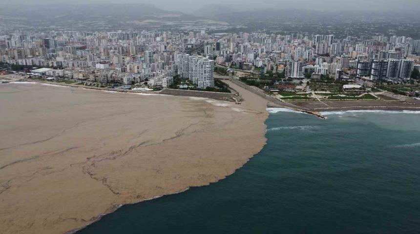 Yaylalardaki sel dereleri coşturdu, Akdeniz&rsquo;i kahverengiye b&uuml;r&uuml;d&uuml;