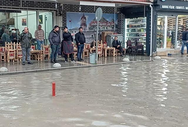 Tokat&rsquo;ta sağanak yağış yolları g&ouml;le &ccedil;evirdi 3
