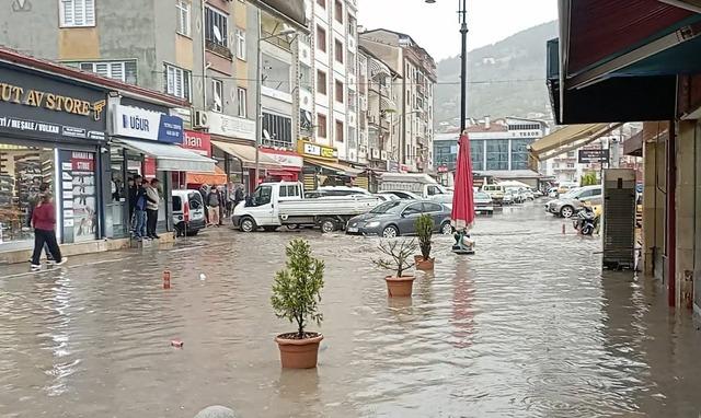 Tokat&rsquo;ta sağanak yağış yolları g&ouml;le &ccedil;evirdi 2
