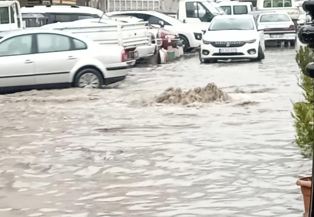 Tokat&rsquo;ta sağanak yağış yolları g&ouml;le &ccedil;evirdi 1