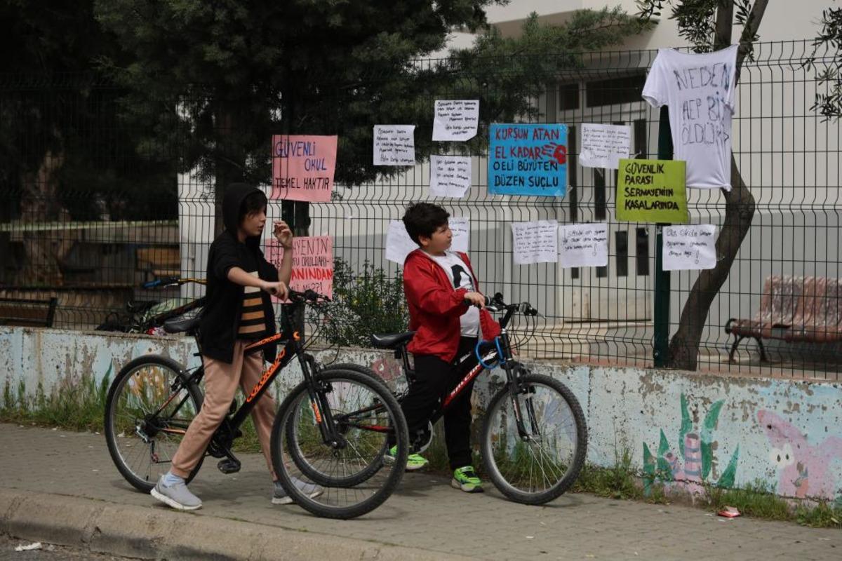 N&ouml;bet&ccedil;i &ouml;ğretmen  yere yatın  diye bağırmış! 1