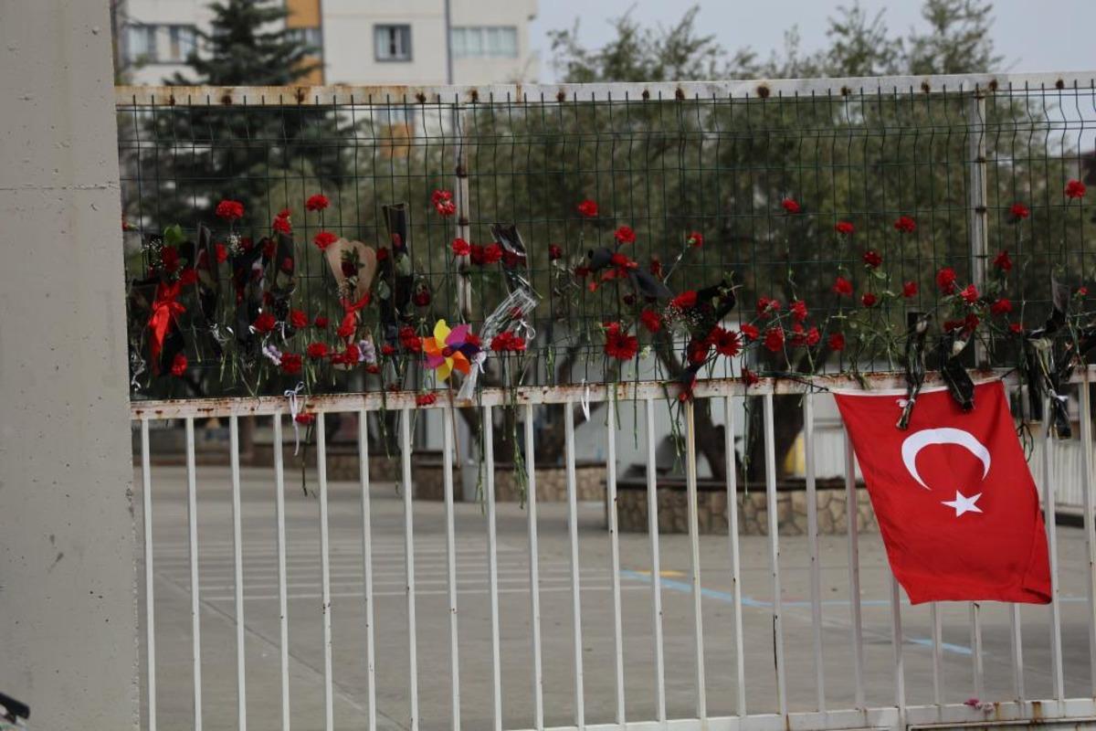 N&ouml;bet&ccedil;i &ouml;ğretmen  yere yatın  diye bağırmış! 2