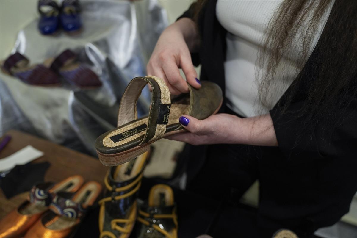 Ustaların elinden &ccedil;ıkıyor: Muzdan ayakkabı yapıyorlar!  6