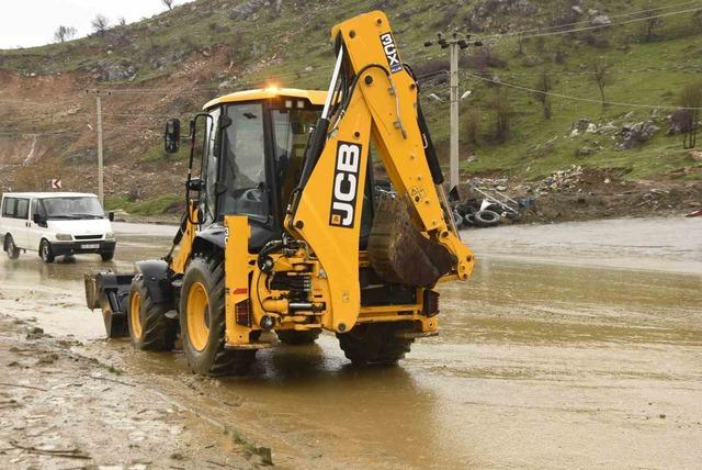 Bitlis&rsquo;te yağışlardan dolayı toprak kayması meydana geldi 7