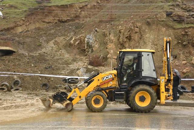 Bitlis&rsquo;te yağışlardan dolayı toprak kayması meydana geldi 6