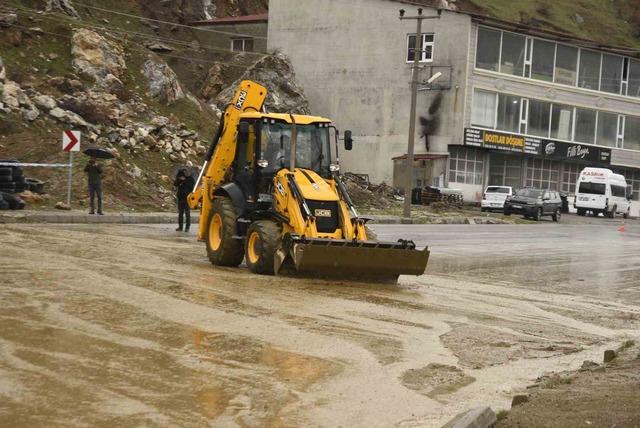 Bitlis&rsquo;te yağışlardan dolayı toprak kayması meydana geldi 4