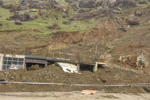 Bitlis&rsquo;te yağışlardan dolayı toprak kayması meydana geldi 3