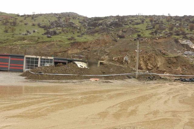 Bitlis&rsquo;te yağışlardan dolayı toprak kayması meydana geldi 2