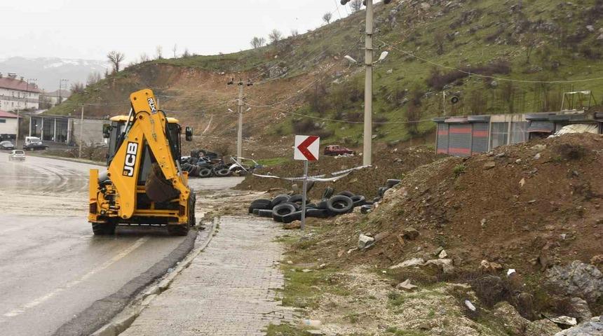 Bitlis&rsquo;te yağışlardan dolayı toprak kayması meydana geldi