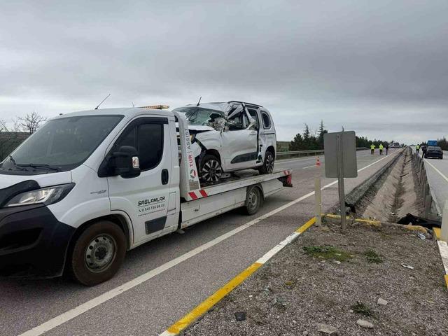 Ref&uuml;je girip yan yatan ara&ccedil;ta 1kişi &ouml;ld&uuml;, 2 kişi yaralandı 4