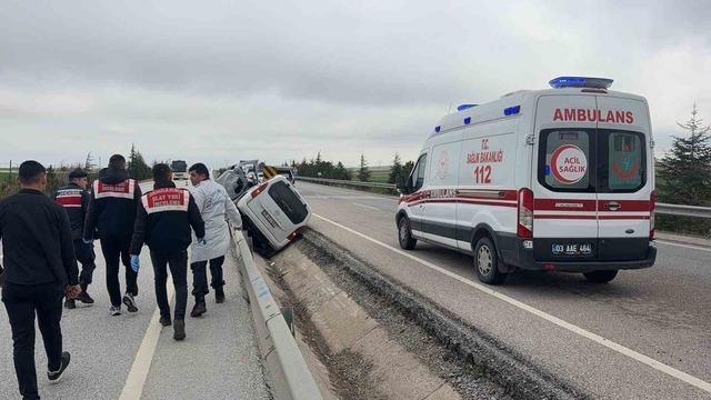 Ref&uuml;je girip yan yatan ara&ccedil;ta 1kişi &ouml;ld&uuml;, 2 kişi yaralandı 3