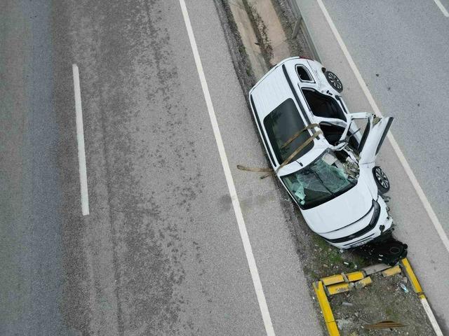 Ref&uuml;je girip yan yatan ara&ccedil;ta 1kişi &ouml;ld&uuml;, 2 kişi yaralandı 2