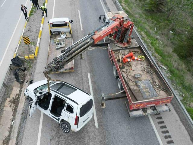 Ref&uuml;je girip yan yatan ara&ccedil;ta 1kişi &ouml;ld&uuml;, 2 kişi yaralandı 1