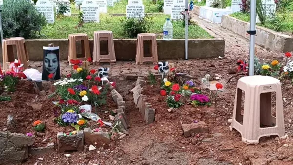 &Ccedil;ocukların mezarlarına bırakılan notlar y&uuml;rek burktu:  Depremde kaybettiğim kızıma selam s&ouml;yleyin  4