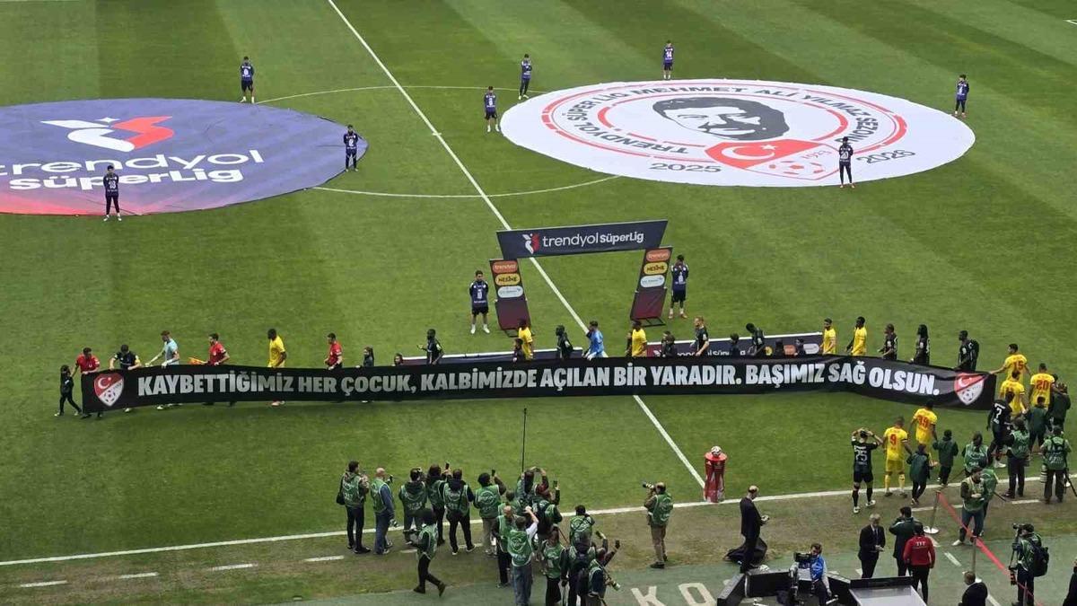 Kocaeli&rsquo;de trib&uuml;nler sustu, &ccedil;ocuklar i&ccedil;in yas tutuldu 2