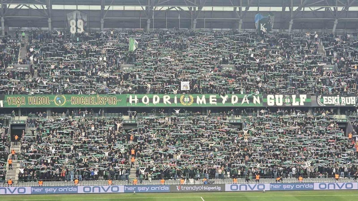 Kocaeli&rsquo;de trib&uuml;nler sustu, &ccedil;ocuklar i&ccedil;in yas tutuldu 1