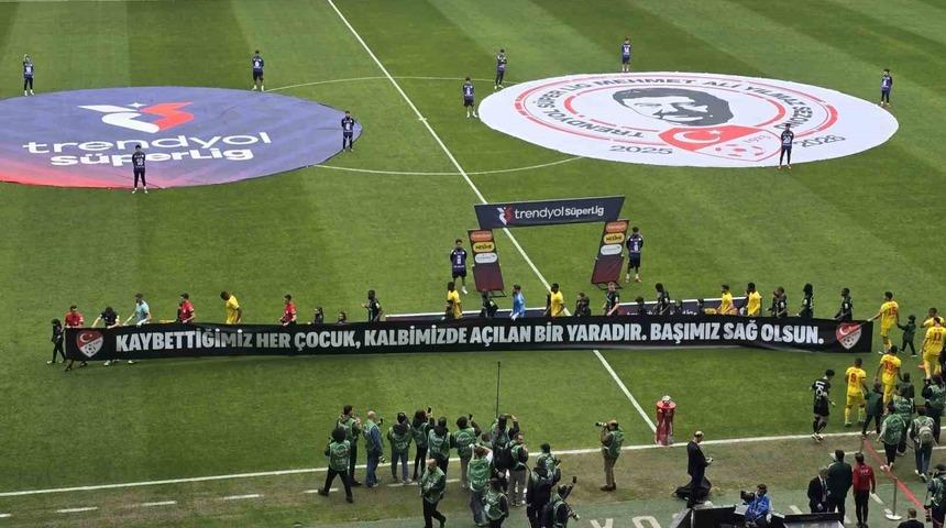 Kocaeli&rsquo;de trib&uuml;nler sustu, &ccedil;ocuklar i&ccedil;in yas tutuldu