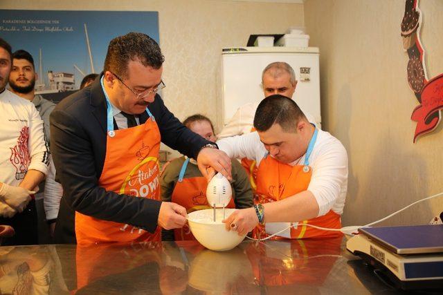 Başkan Taşçı melek yüzlülerle pasta yaptı