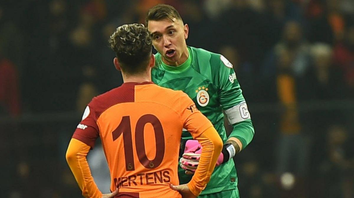 Galatasaray da dev telefon trafiği! Muslera ve Mertens devrede 1