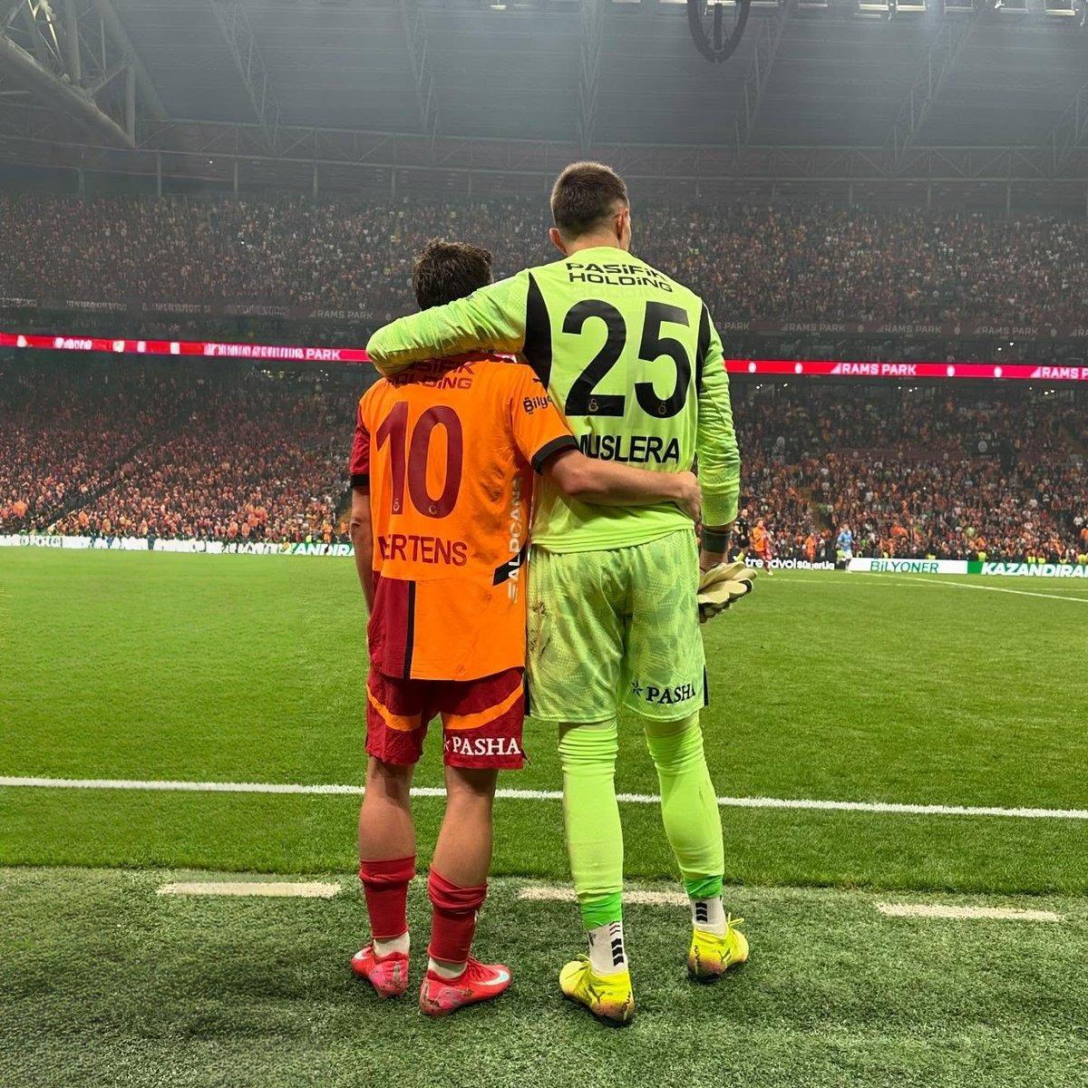 Galatasaray da dev telefon trafiği! Muslera ve Mertens devrede 3