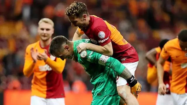 Galatasaray'da dev telefon trafiği! Muslera ve Mertens devrede