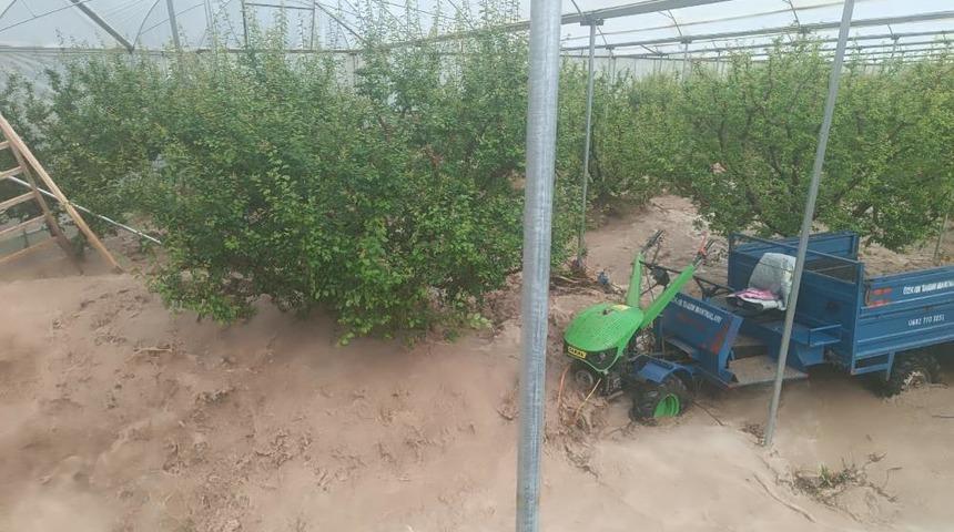 Mersin'de sağanak sele yol a&ccedil;tı: Yol &ccedil;&ouml;kt&uuml;, seralar zarar g&ouml;rd&uuml;