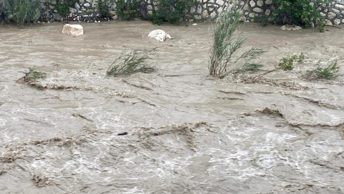 Mersin de sağanak sele yol a&ccedil;tı: Yol &ccedil;&ouml;kt&uuml;, seralar zarar g&ouml;rd&uuml; 1