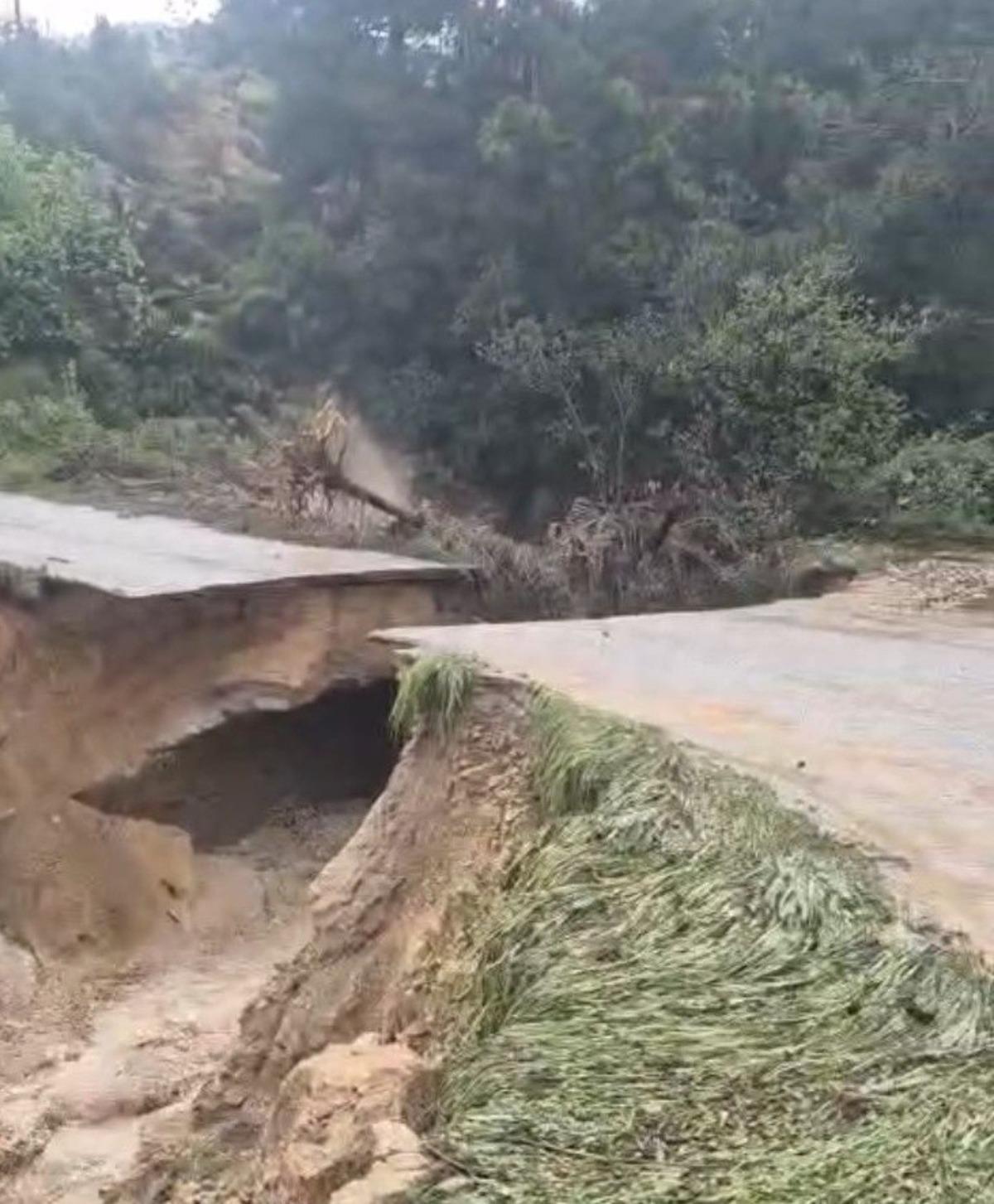 Mersin de sağanak sele yol a&ccedil;tı: Yol &ccedil;&ouml;kt&uuml;, seralar zarar g&ouml;rd&uuml; 2