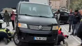 Bartın'da feci kaza: Aracın altında kalan kadını ekipler kurtardı