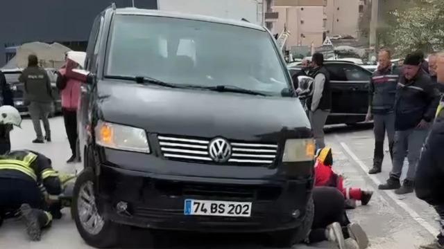 Bartın'da feci kaza: Aracın altında kalan kadını ekipler kurtardı