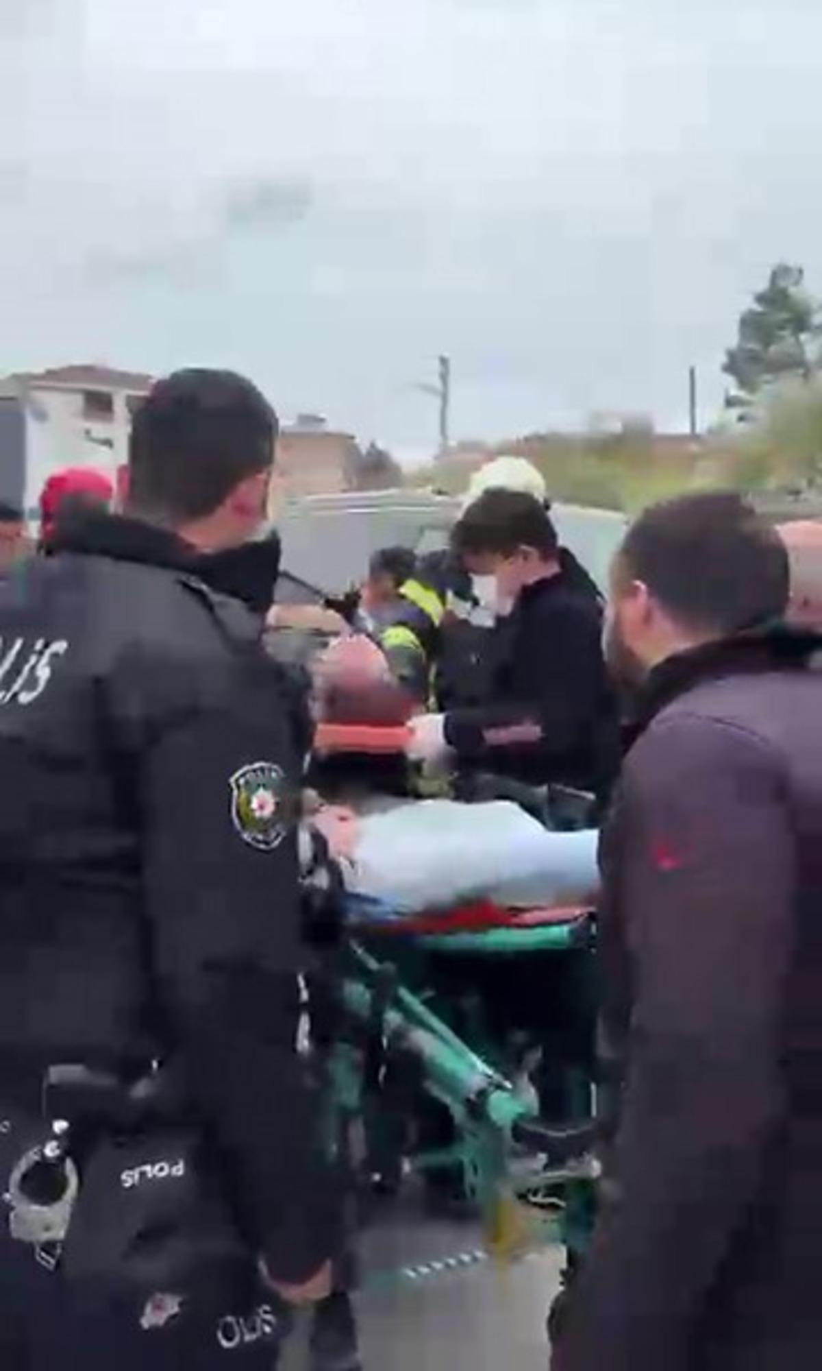 Bartın da feci kaza: Aracın altında kalan kadını ekipler kurtardı 1