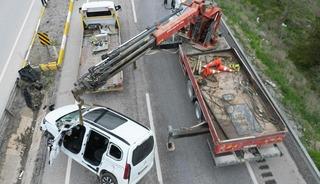 Ref&uuml;je girip yan yatan ara&ccedil;ta 1kişi &ouml;ld&uuml;, 2 kişi yaralandı